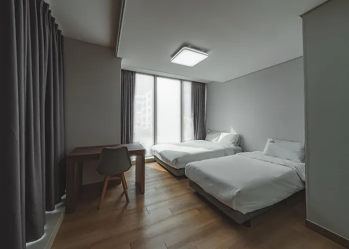 Brown Sinchon Hotel