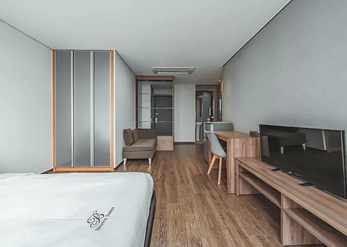 Brown Sinchon Hotel