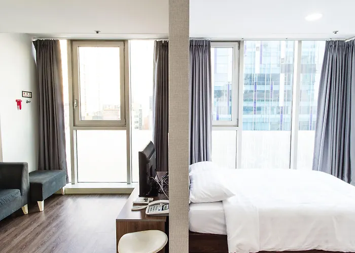 Brown Sinchon Hotel 3*