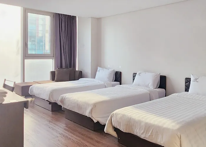 Brown Sinchon Hotel 3*