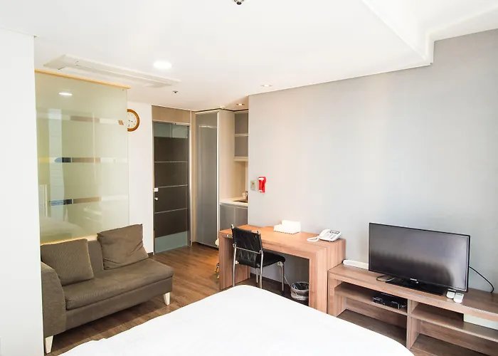 Brown Sinchon Hotel