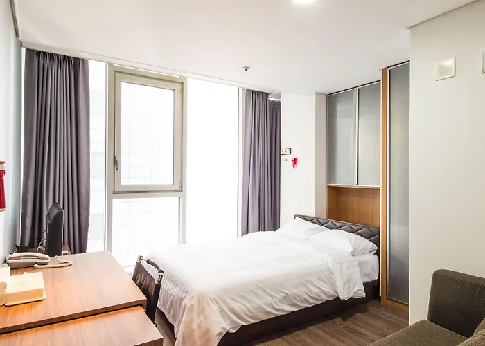 Hotel Brown Sinchon 3*