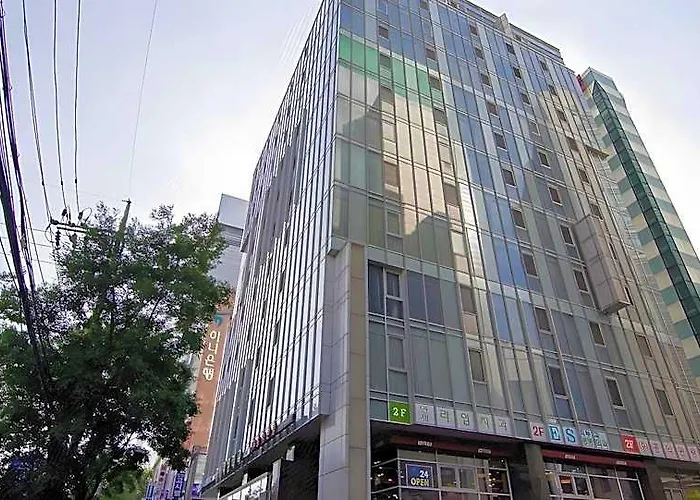 Brown Sinchon Hotel