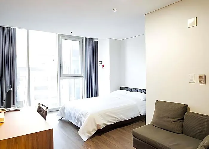 Brown Sinchon Hotel