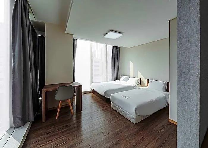 Brown Sinchon Hotel 3*