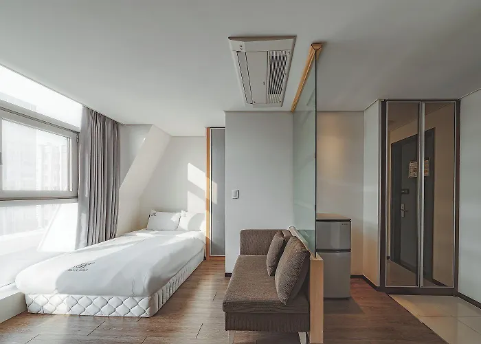 Brown Sinchon Hotel 3*