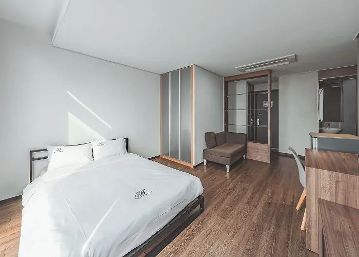 Brown Sinchon Hotel