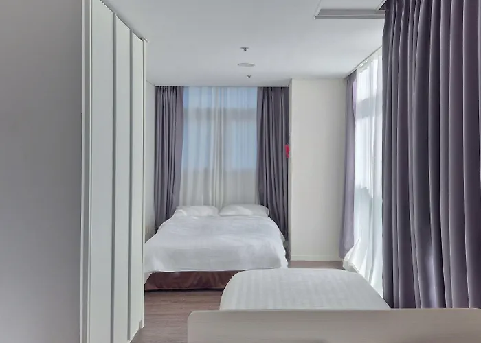 Brown Sinchon Hotel