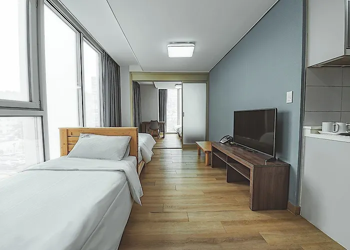 Brown Sinchon Hotel